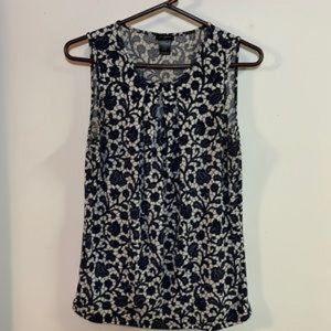 Ann Taylor knit sleeveless blouse. Navy and cream. Womens size M.